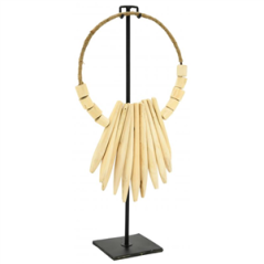 Collier ethnique en teck sur socle en métal - Haut. 53 cm