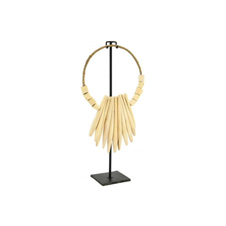 Collier ethnique en teck sur socle en métal - Haut. 53 cm